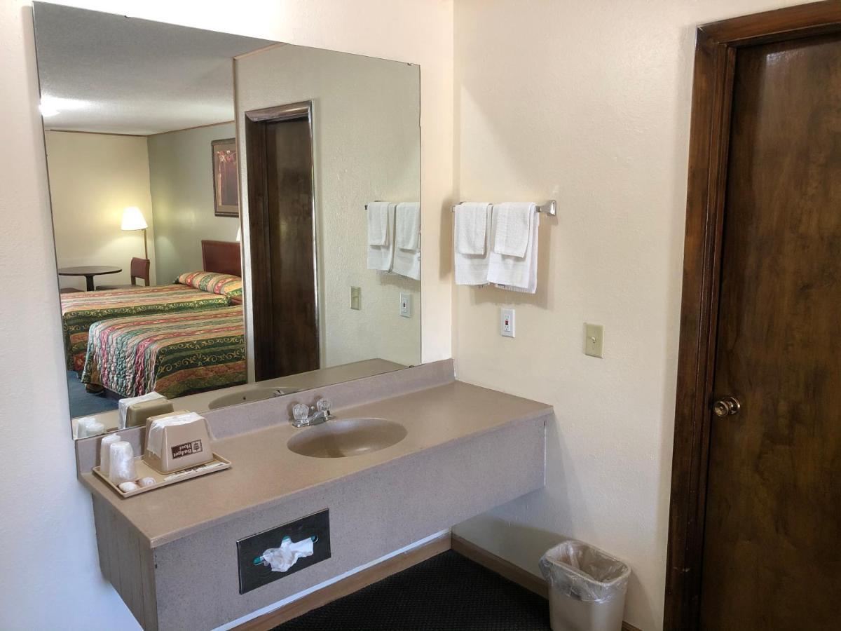 Budget Host Inn - エンポーリア エクステリア 写真